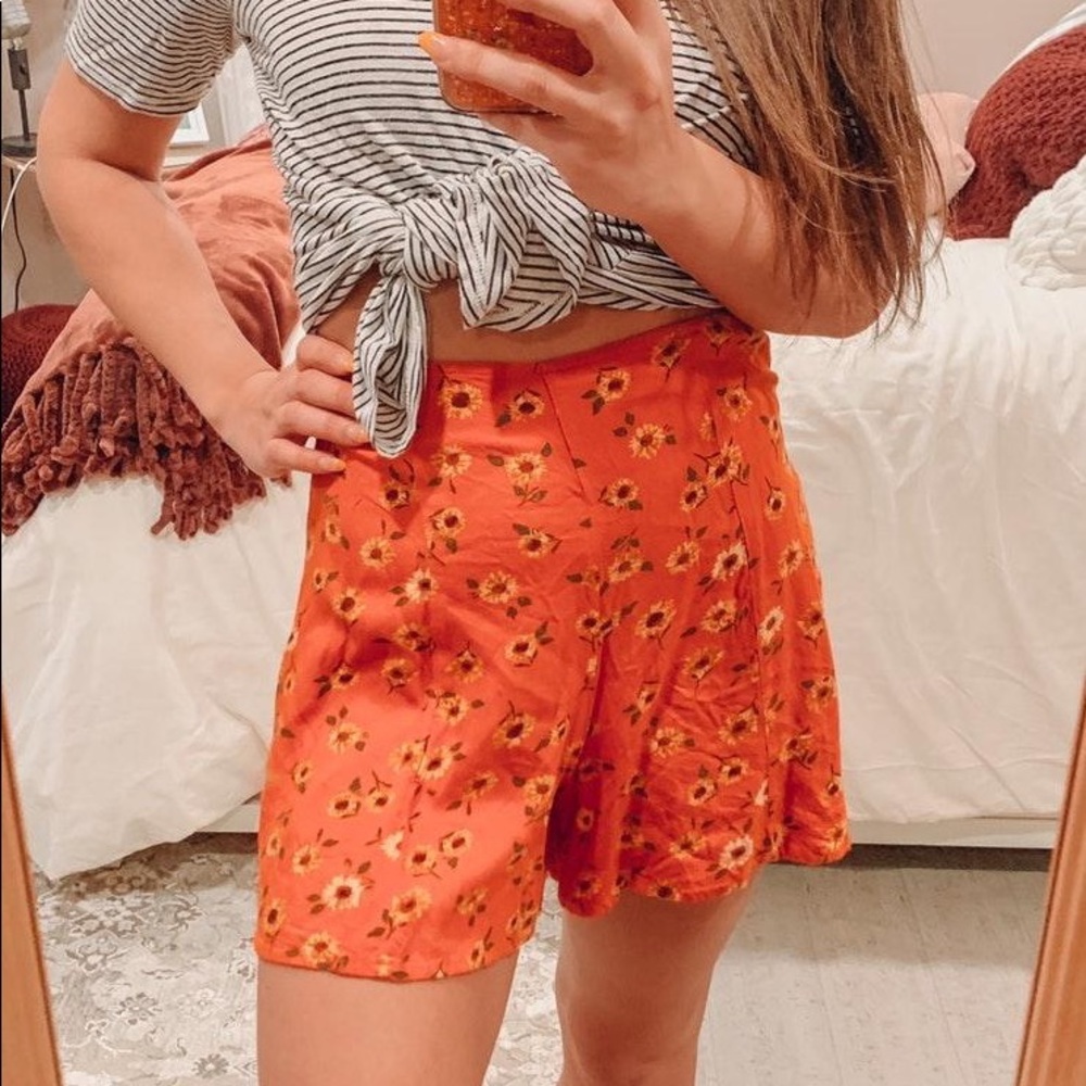 Kimchi Blue Sunflower Shorts 🌻